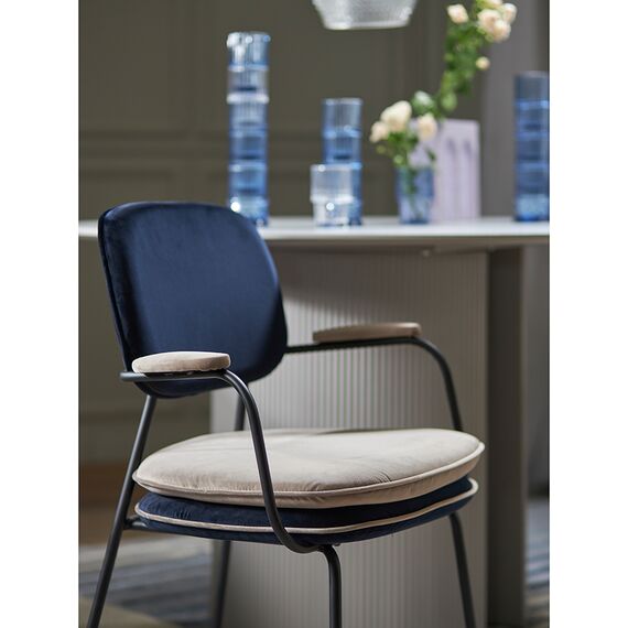 Стул с подлокотниками и контрастным кантом Pea, велюр, темно-синий/бежевый, Bergenson Bjorn, изображение 7